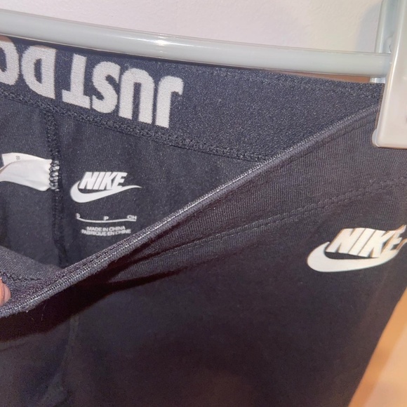 Nike Women's Black and White Leggings - Picture 2 of 4